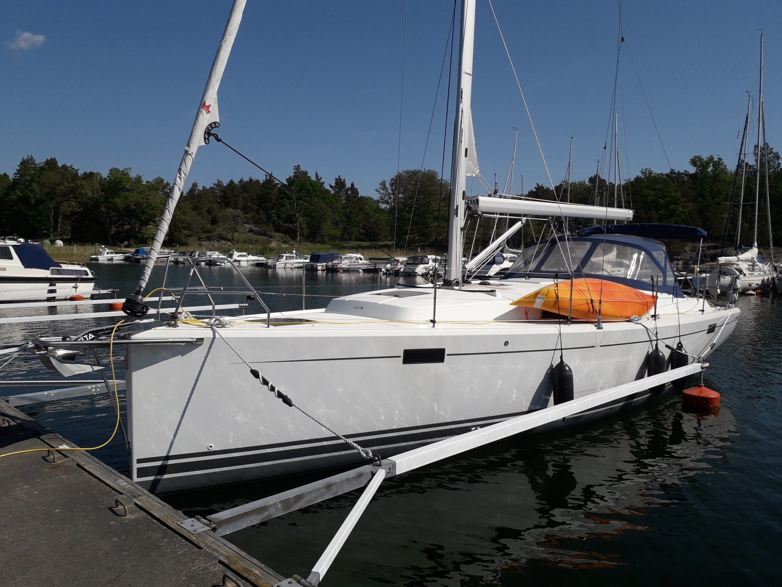 Sailboat Hanse 385